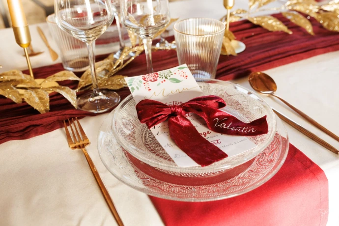 table avec marque-places et menu