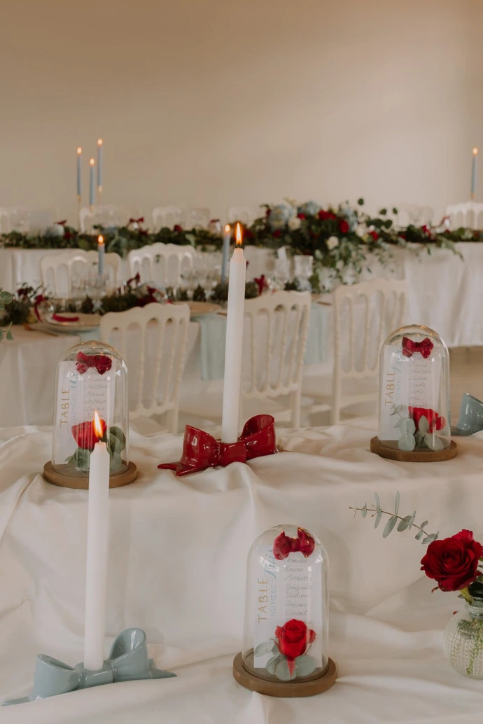 plan de table sous cloche avec noeud 